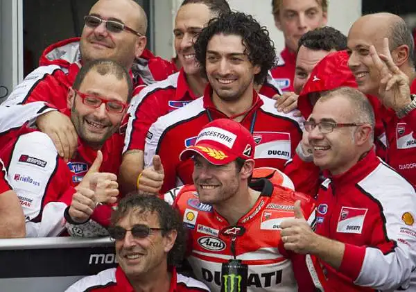 Lo spagnolo della Yamaha Jorge Lorenzo ha preceduto dopo una corsa stupenda e ricca di emozioni Aleix Espargaro e Crutchlow. Brutta cadutaper Valentino Rossi.