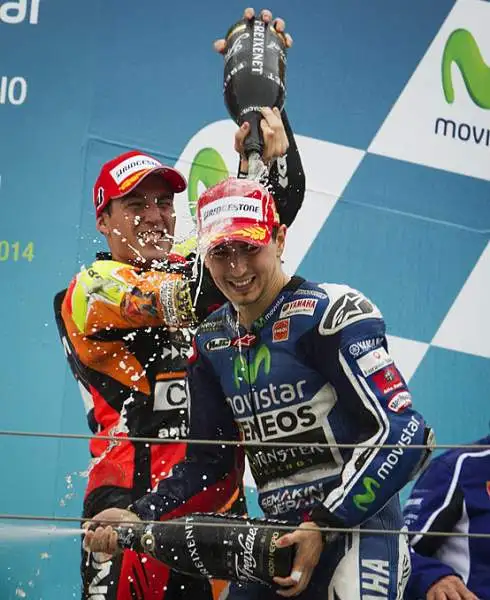 Lo spagnolo della Yamaha Jorge Lorenzo ha preceduto dopo una corsa stupenda e ricca di emozioni Aleix Espargaro e Crutchlow. Brutta cadutaper Valentino Rossi.