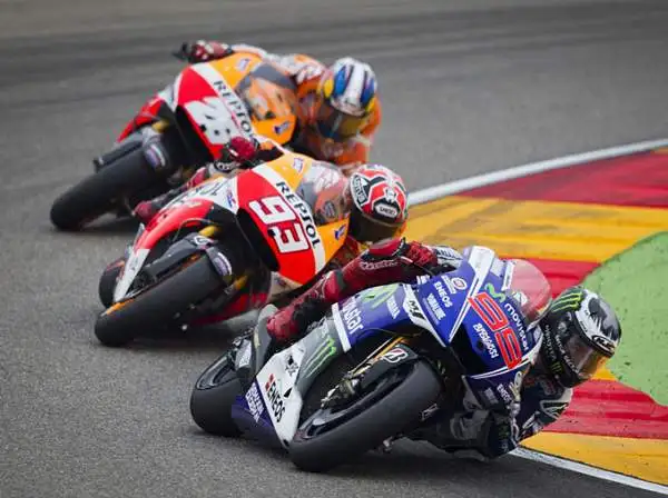 Lo spagnolo della Yamaha Jorge Lorenzo ha preceduto dopo una corsa stupenda e ricca di emozioni Aleix Espargaro e Crutchlow. Brutta cadutaper Valentino Rossi.