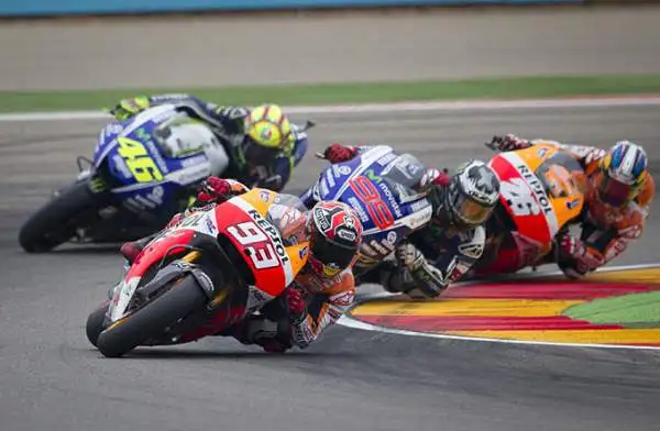 Lo spagnolo della Yamaha Jorge Lorenzo ha preceduto dopo una corsa stupenda e ricca di emozioni Aleix Espargaro e Crutchlow. Brutta cadutaper Valentino Rossi.