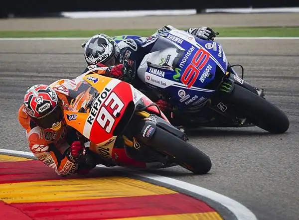 Lo spagnolo della Yamaha Jorge Lorenzo ha preceduto dopo una corsa stupenda e ricca di emozioni Aleix Espargaro e Crutchlow. Brutta cadutaper Valentino Rossi.