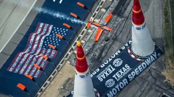 Il francese Nicolas Ivanoff ha vinto la Red Bull Air Race di sabato presso Fort Worth.