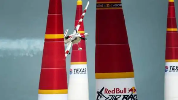 Il francese Nicolas Ivanoff ha vinto la Red Bull Air Race di sabato presso Fort Worth.