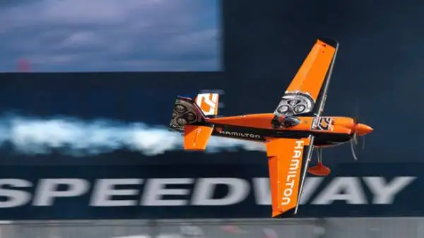 Il francese Nicolas Ivanoff ha vinto la Red Bull Air Race di sabato presso Fort Worth.