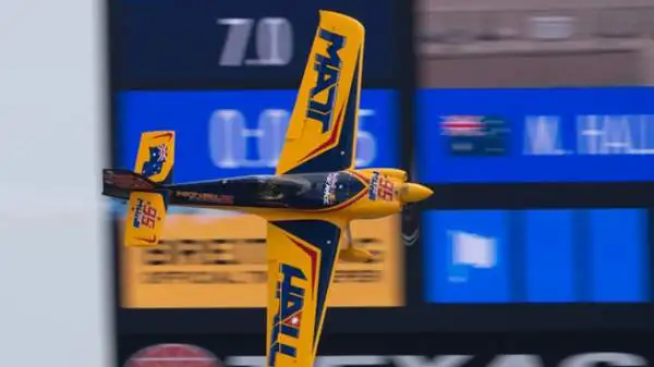 Il francese Nicolas Ivanoff ha vinto la Red Bull Air Race di sabato presso Fort Worth.
