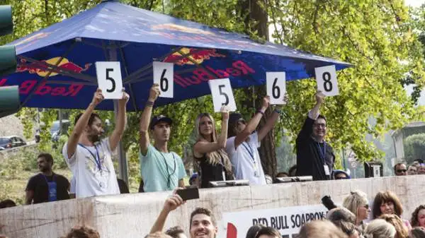 Più di 20.000 spettatori entusiasti a Torino per la corsa più folle del mondo. Vittoria finale per il team di Pioltello, che precede la “Pollocar” di Torino e “Cappuccetto Rotto”.