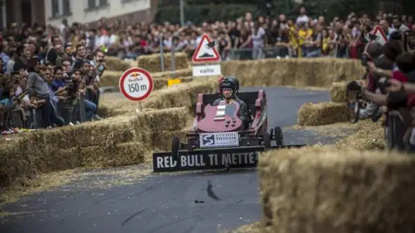 Più di 20.000 spettatori entusiasti a Torino per la corsa più folle del mondo. Vittoria finale per il team di Pioltello, che precede la “Pollocar” di Torino e “Cappuccetto Rotto”.