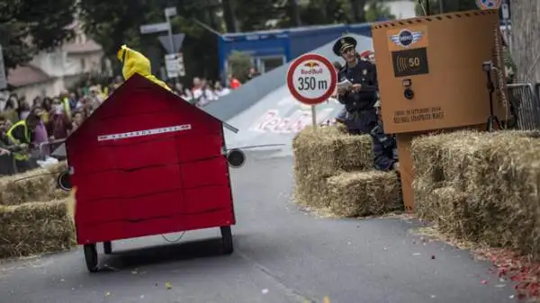 Più di 20.000 spettatori entusiasti a Torino per la corsa più folle del mondo. Vittoria finale per il team di Pioltello, che precede la “Pollocar” di Torino e “Cappuccetto Rotto”.