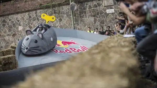 Più di 20.000 spettatori entusiasti a Torino per la corsa più folle del mondo. Vittoria finale per il team di Pioltello, che precede la “Pollocar” di Torino e “Cappuccetto Rotto”.