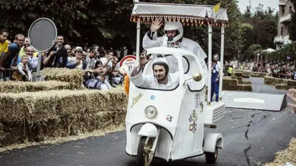 Più di 20.000 spettatori entusiasti a Torino per la corsa più folle del mondo. Vittoria finale per il team di Pioltello, che precede la “Pollocar” di Torino e “Cappuccetto Rotto”.