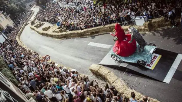 Più di 20.000 spettatori entusiasti a Torino per la corsa più folle del mondo. Vittoria finale per il team di Pioltello, che precede la “Pollocar” di Torino e “Cappuccetto Rotto”.