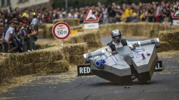 Più di 20.000 spettatori entusiasti a Torino per la corsa più folle del mondo. Vittoria finale per il team di Pioltello, che precede la “Pollocar” di Torino e “Cappuccetto Rotto”.