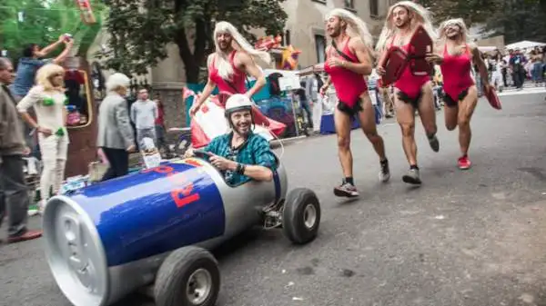 Più di 20.000 spettatori entusiasti a Torino per la corsa più folle del mondo. Vittoria finale per il team di Pioltello, che precede la “Pollocar” di Torino e “Cappuccetto Rotto”.