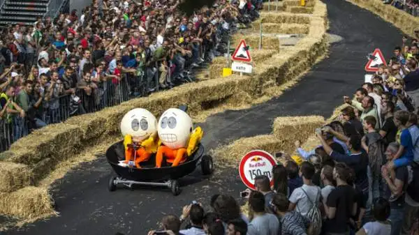 Più di 20.000 spettatori entusiasti a Torino per la corsa più folle del mondo. Vittoria finale per il team di Pioltello, che precede la “Pollocar” di Torino e “Cappuccetto Rotto”.