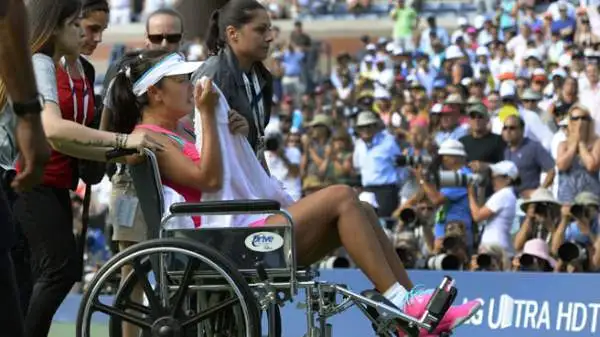 Shuai Peng, in preda ai crampi, ha abbandonato il campo addirittura in sedia a rotelle nella semifinale degli Us Open contro Caroline Wozniacki.