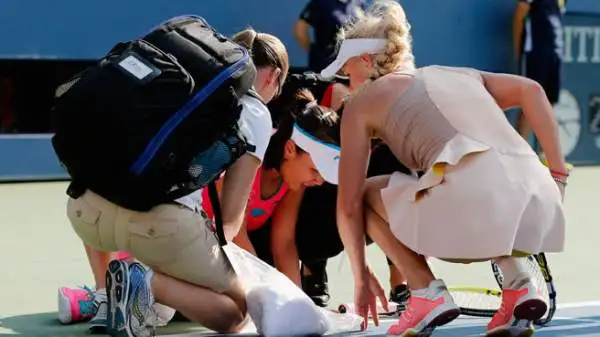 Shuai Peng, in preda ai crampi, ha abbandonato il campo addirittura in sedia a rotelle nella semifinale degli Us Open contro Caroline Wozniacki.