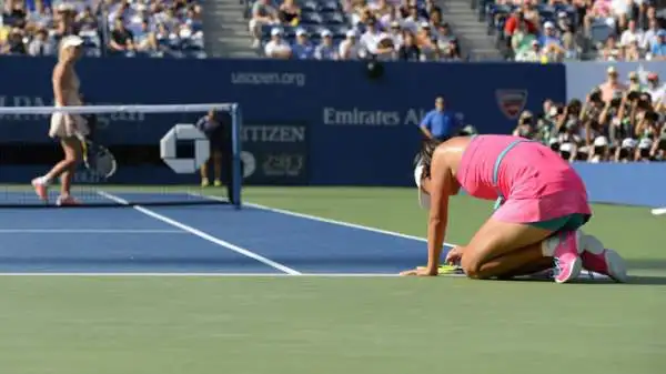 Shuai Peng, in preda ai crampi, ha abbandonato il campo addirittura in sedia a rotelle nella semifinale degli Us Open contro Caroline Wozniacki.