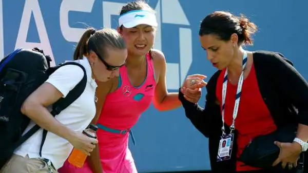 Shuai Peng, in preda ai crampi, ha abbandonato il campo addirittura in sedia a rotelle nella semifinale degli Us Open contro Caroline Wozniacki.