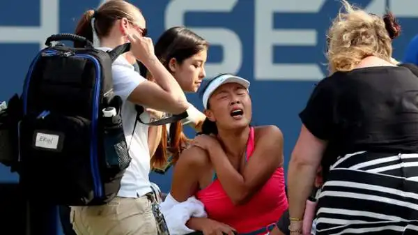Shuai Peng, in preda ai crampi, ha abbandonato il campo addirittura in sedia a rotelle nella semifinale degli Us Open contro Caroline Wozniacki.