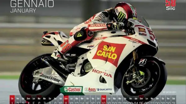 Un calendario per il 2015 dedicato a Marco Simoncelli, tragicamente scomparso tre anni fa sul circuito di Sepang. E’ stato realizzato da Panini  Comics, in collaborazione con Gruppo Pritelli srl.