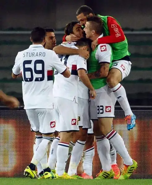 Partita frenetica e divertente al Bentegodi. Matri, con una bella doppietta porta il Genoa al doppio vantaggio, ma prima Tachtsidis accorcia, poi ancora Ionita segna il gol del pareggio.