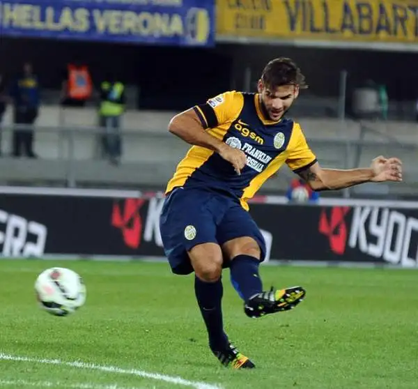 Partita frenetica e divertente al Bentegodi. Matri, con una bella doppietta porta il Genoa al doppio vantaggio, ma prima Tachtsidis accorcia, poi ancora Ionita segna il gol del pareggio.