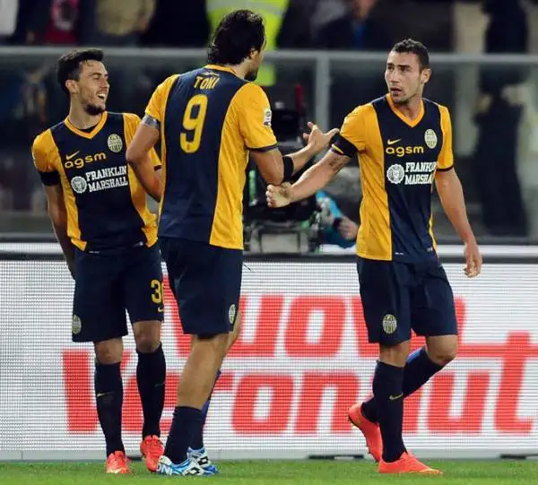 Partita frenetica e divertente al Bentegodi. Matri, con una bella doppietta porta il Genoa al doppio vantaggio, ma prima Tachtsidis accorcia, poi ancora Ionita segna il gol del pareggio.