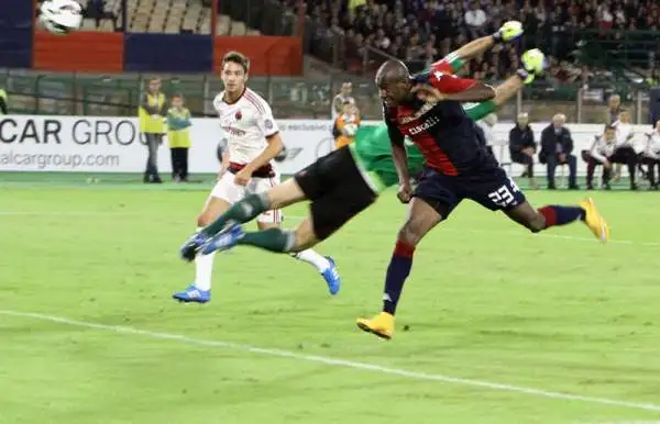 Cagliari-Milan 1-1. Ibarbo 7. Mette in difficoltà la retroguardia rossonera con la sua falcata irresistibile. E segna un gol importantissimo, il primo del suo campionato.