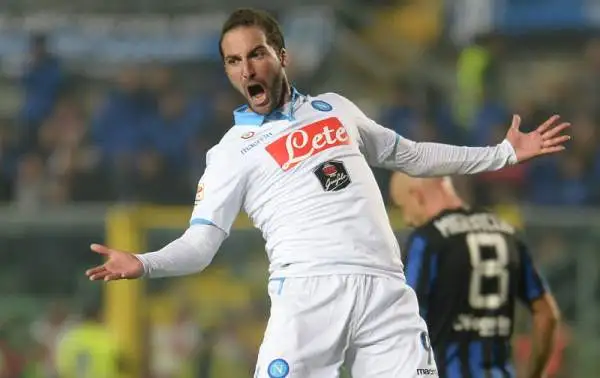 Atalanta-Napoli 1-1. Higuain 6. In occasione del pareggio mostra quello che sa fare, ma il rigore sbagliato (il secondo stagionale) è un passo indietro. Forse è ancora bloccato a livello mentale.