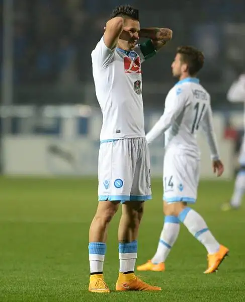 Dopo un primo tempo a reti inviolate nella ripresa Denis porta avanti l'Atalanta e Higuain prima trova il gol del pareggio e poi si fa parare un rigore nei minuti finali.