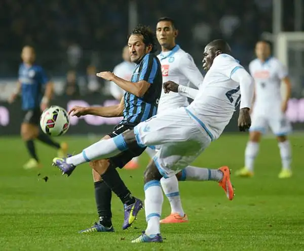 Dopo un primo tempo a reti inviolate nella ripresa Denis porta avanti l'Atalanta e Higuain prima trova il gol del pareggio e poi si fa parare un rigore nei minuti finali.