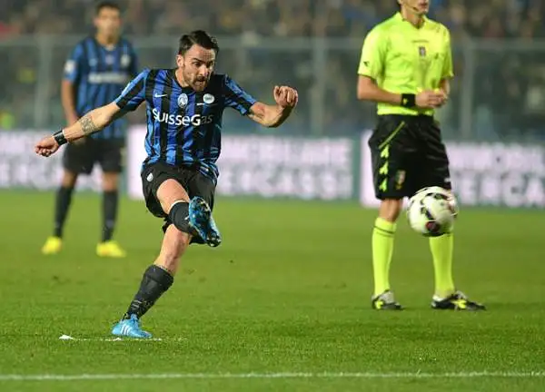 Dopo un primo tempo a reti inviolate nella ripresa Denis porta avanti l'Atalanta e Higuain prima trova il gol del pareggio e poi si fa parare un rigore nei minuti finali.