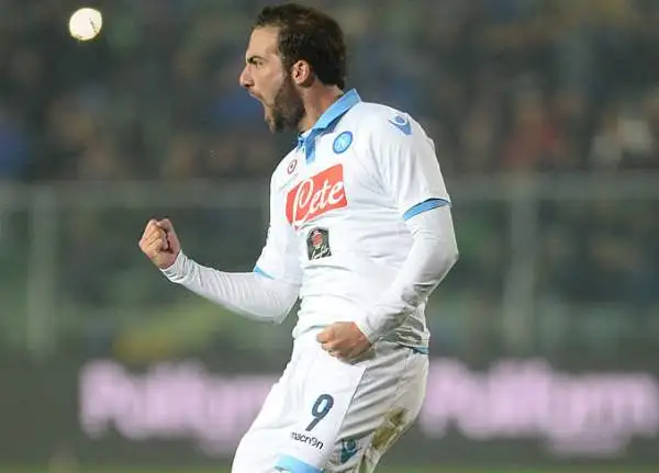 Dopo un primo tempo a reti inviolate nella ripresa Denis porta avanti l'Atalanta e Higuain prima trova il gol del pareggio e poi si fa parare un rigore nei minuti finali.
