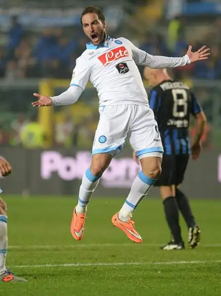 Dopo un primo tempo a reti inviolate nella ripresa Denis porta avanti l'Atalanta e Higuain prima trova il gol del pareggio e poi si fa parare un rigore nei minuti finali.