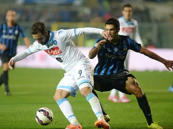 Dopo un primo tempo a reti inviolate nella ripresa Denis porta avanti l'Atalanta e Higuain prima trova il gol del pareggio e poi si fa parare un rigore nei minuti finali.