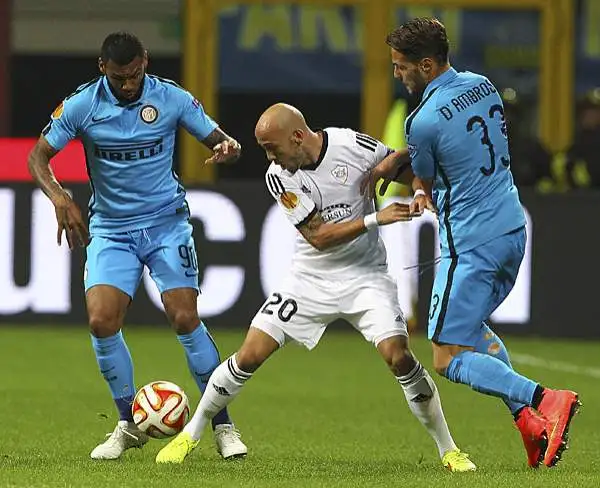 A San Siro l'Inter batte il Qarabag con un gol per tempo. In vantaggio al diciottesimo con D'Ambrosio i milanesi riescono poi a chiudere la partita a un quarto d'ora dalla fine con Icardi.