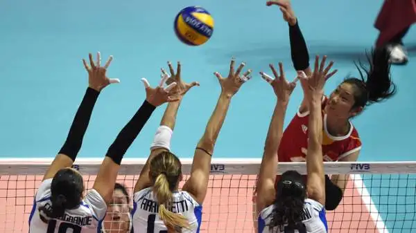 L'Italia ha perso la semifinale dei Mondiali di pallavolo femminile. La Cina si è imposta 3-1 e si giocherà l'oro con gli Stati Uniti. Finalina per il bronzo contro il Brasile per le Azzurre.