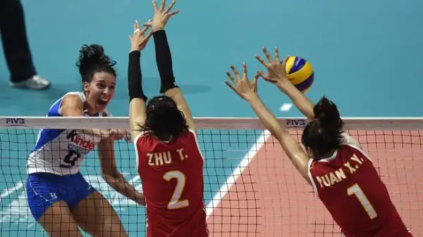 L'Italia ha perso la semifinale dei Mondiali di pallavolo femminile. La Cina si è imposta 3-1 e si giocherà l'oro con gli Stati Uniti. Finalina per il bronzo contro il Brasile per le Azzurre.