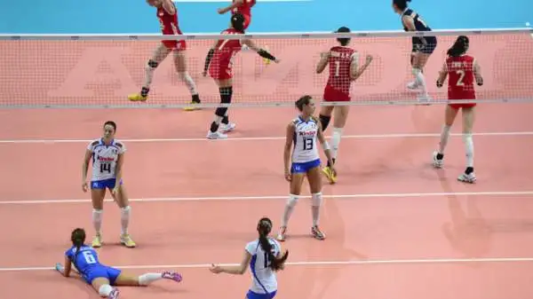 L'Italia ha perso la semifinale dei Mondiali di pallavolo femminile. La Cina si è imposta 3-1 e si giocherà l'oro con gli Stati Uniti. Finalina per il bronzo contro il Brasile per le Azzurre.