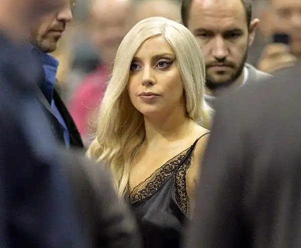 Lady Gaga, a Berlino per impegni discografici, è stata invitata ad assistere ad Alba Berlino-San Antonio Spurs, amichevole di lusso di basket.