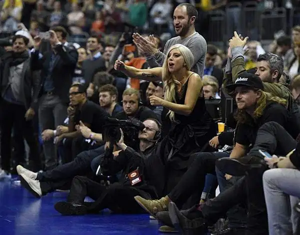 Lady Gaga, a Berlino per impegni discografici, è stata invitata ad assistere ad Alba Berlino-San Antonio Spurs, amichevole di lusso di basket.