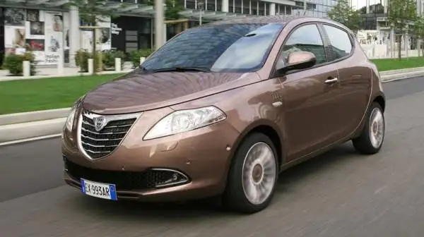 E' stata presentata la nuova Lancia Y Elle, che propone vernici, materiali e rifiniture esclusive in linea con il DNA fashion della vettura. Raffinatezza e benessere a bordo le linee guida.