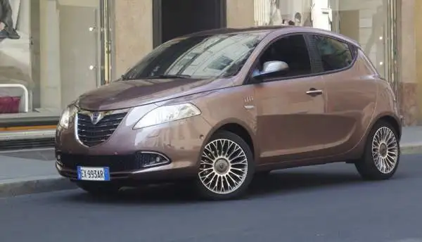 E' stata presentata la nuova Lancia Y Elle, che propone vernici, materiali e rifiniture esclusive in linea con il DNA fashion della vettura. Raffinatezza e benessere a bordo le linee guida.