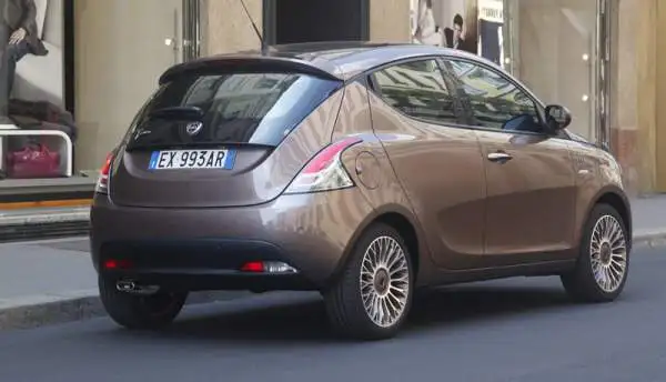 E' stata presentata la nuova Lancia Y Elle, che propone vernici, materiali e rifiniture esclusive in linea con il DNA fashion della vettura. Raffinatezza e benessere a bordo le linee guida.