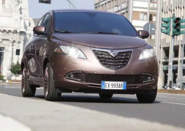 E' stata presentata la nuova Lancia Y Elle, che propone vernici, materiali e rifiniture esclusive in linea con il DNA fashion della vettura. Raffinatezza e benessere a bordo le linee guida.
