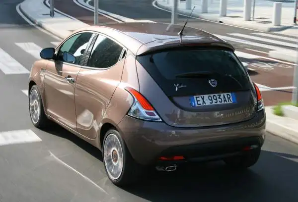 E' stata presentata la nuova Lancia Y Elle, che propone vernici, materiali e rifiniture esclusive in linea con il DNA fashion della vettura. Raffinatezza e benessere a bordo le linee guida.