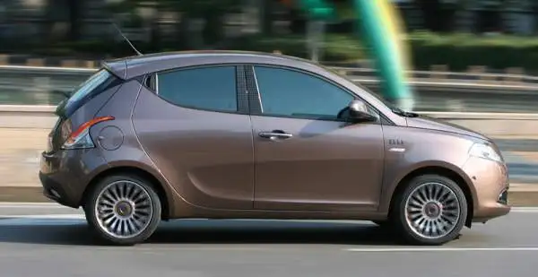 E' stata presentata la nuova Lancia Y Elle, che propone vernici, materiali e rifiniture esclusive in linea con il DNA fashion della vettura. Raffinatezza e benessere a bordo le linee guida.