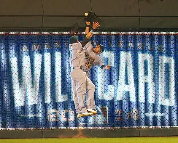 Baseball: Uno spettacolare scontro tra Jonny Gomes e Sam Fuld degli Oakland Athletics durante la partita contro i Kansas City Royals.