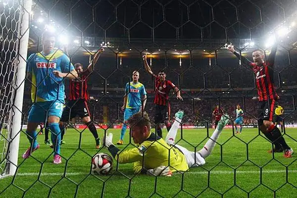 Clacio: Salvataggio sulla linea per il portiere del Colonia TImo Horn contro l'Eintracht Francoforte.