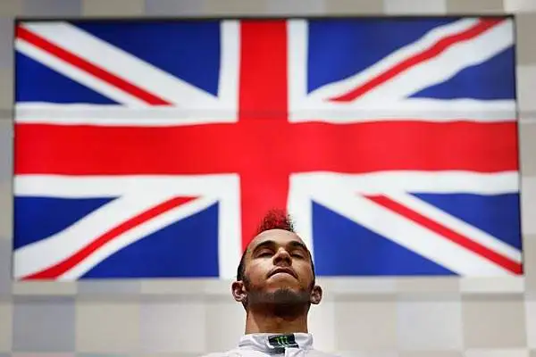 Formula1: Nessuna gioia per il vincitore del GP di Suzuka Louis Hamilton, tutti i pensieri sono per Jules Bianchi della Marussia vittima di un pauroso incidente